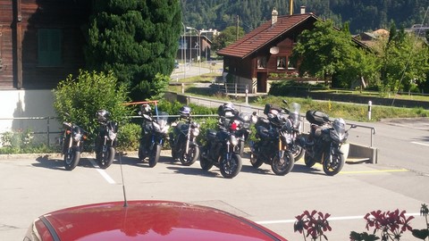 Motos des membres allignées