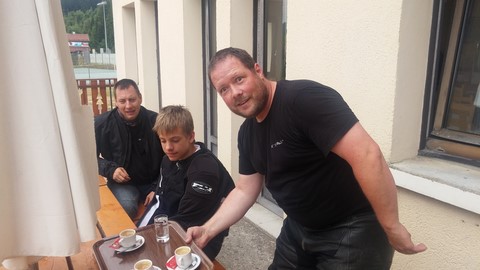 GiPo qui tient un plateau