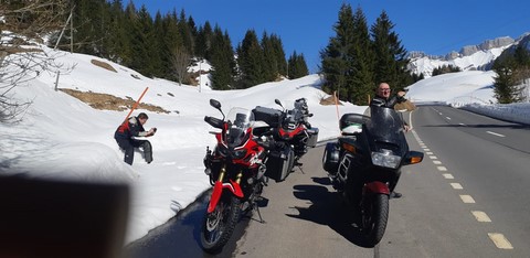 Motos dans la neige