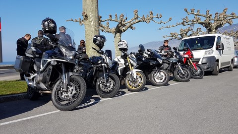 Rangée de motos des membres