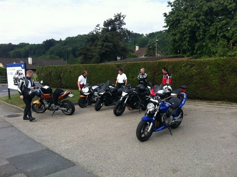 Motos des membres alignées