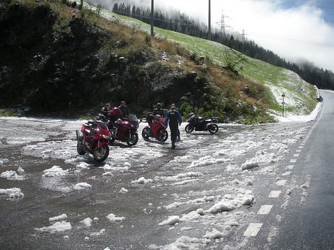 Motos garées sur la neige