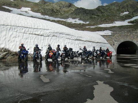 Les membres devant un mur de neige