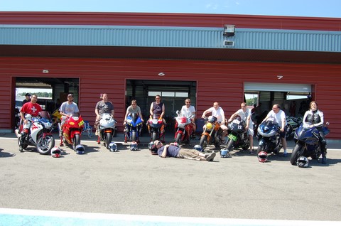 Membres devant les padocks