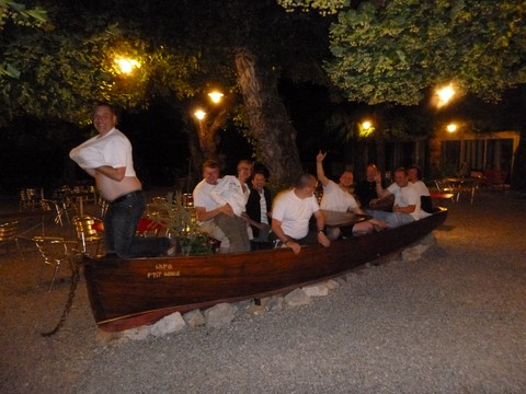 Membres dans un bateau de décoration.