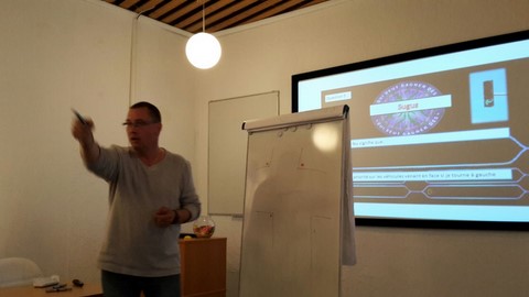 Tassoune devant un écran