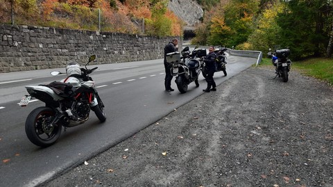 Motos et membres du club